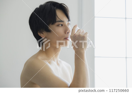 一個年輕人喝水 117250660