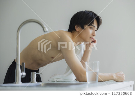 一個年輕人喝水 一個年輕人喝水 117250668