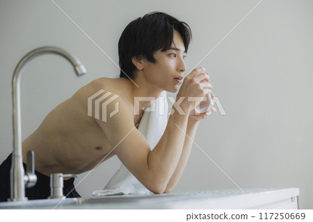 一個年輕人喝水 117250669
