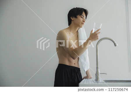 一個年輕人喝水 一個年輕人喝水 117250674