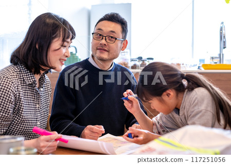 一家人一邊討論，一邊直接在危險地圖上寫下指示，讓孩子們更容易理解。 117251056