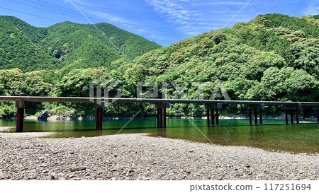 Shimanto River, decorated with the clear blue sky and fresh greenery of May (upstream of Katsuma Submerged Bridge, Kochi Prefecture) 117251694