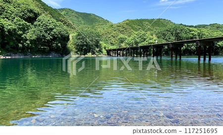 Shimanto River, colored by the clear blue sky and fresh greenery on a clear May day (downstream of Katsuma Submerged Bridge, Kochi Prefecture) 117251695