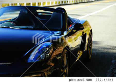 閃亮的黑色敞篷車 117252465