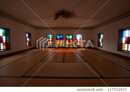 建築物的四樓是山口縣的重要文化財產，設有一個由彩色玻璃照亮的現代日式大廳。 117252815