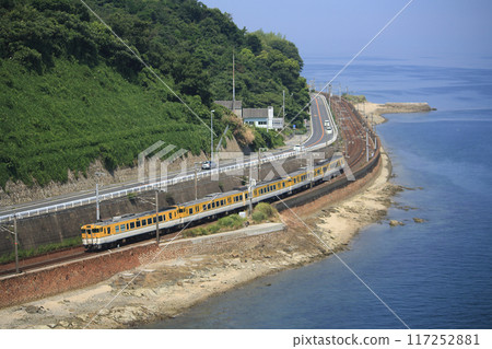 Geibi Line Kiha 40 deadhead train that goes along the coastline of the Sanyo Main Line 117252881