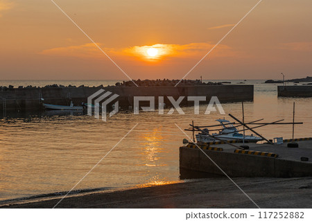 牛浜漁港的日落（橫向構圖） 117252882