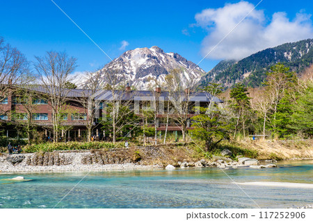初夏的上高地自然步道、清晨森林浴、梓川、燒嶽山（小梨平附近） 117252906