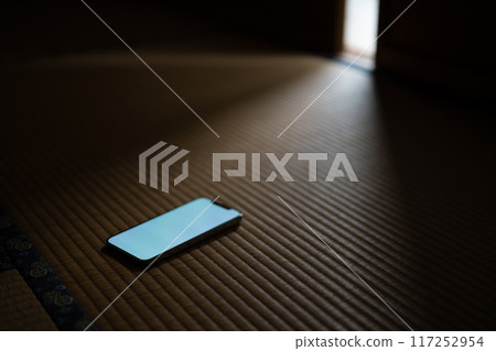 日式房間內放置的智慧型手機 117252954