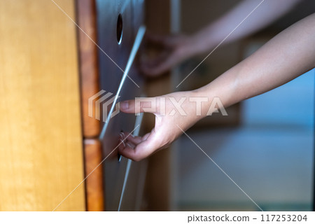 Living in the countryside: Lifestyle image cut series 117253204