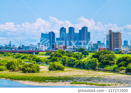 日本八月的東京城市景觀。夏日的天空、綠意盎然的多摩川、武藏小杉站前的塔人群等=第9名 117253800
