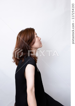 50多歲女性的側臉 117254193