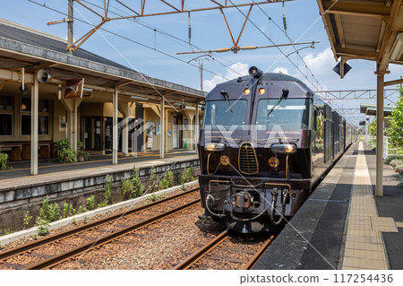 Cruise train Nanatsuboshi in Kyushu photographed at Akune Station (photographed inside the station) 117254436