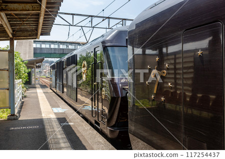 在阿久根車站拍攝的九州遊輪七星號（左起） 117254437