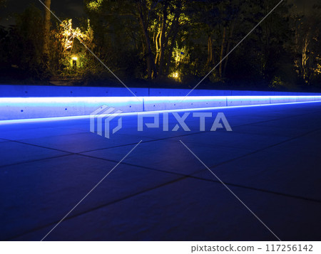 夜間藍色間接照明。 夜間藍色間接照明。 117256142
