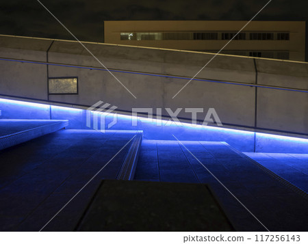 夜間藍色間接照明。 117256143