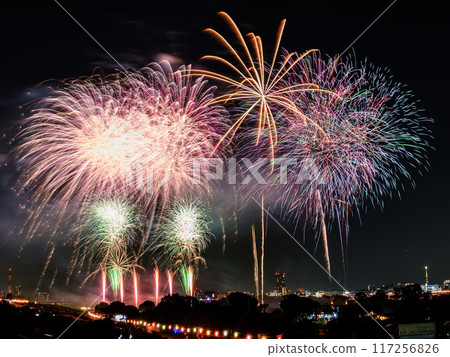 Kanto's popular Todabashi Fireworks Festival: Starmine 117256826