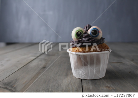 Cupcake with eyes. Funny sweets pastries for the holiday. Scary and beautiful 117257807