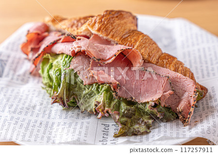 美味的烤牛肉三明治 美味的烤牛肉三明治 117257911