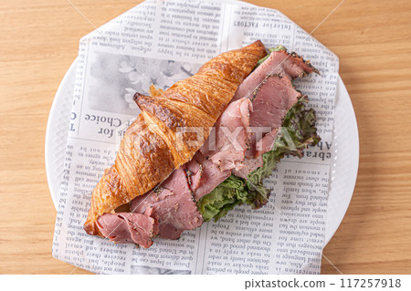 美味的烤牛肉三明治 美味的烤牛肉三明治 117257918