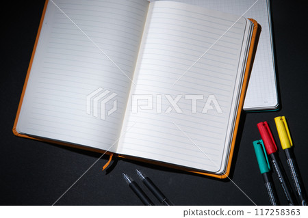 筆記本和筆 117258363