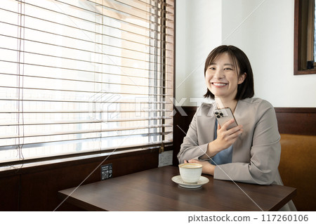 休息在咖啡館的婦女 117260106