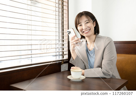 休息在咖啡館的婦女 117260107