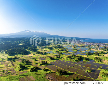 清晨的鳥海山和九十九島（秋田縣仁賀保市） 117260729