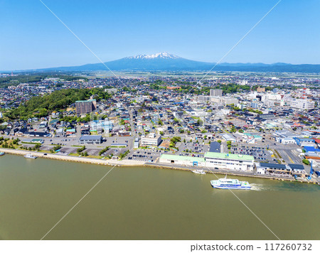 以鳥海山為背景的坂田港和飛島遊輪（山形縣坂田市） 117260732