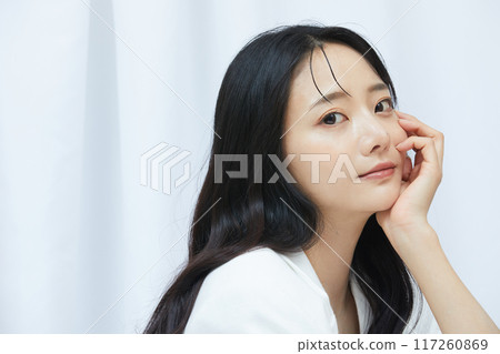 穿著白色夾克的年輕女子的肖像 117260869