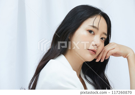 穿著白色夾克的年輕女子的肖像 117260870