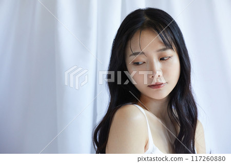 穿著白色夾克的年輕女子的肖像 117260880