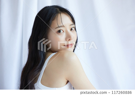 穿著白色夾克的年輕女子的肖像 117260886