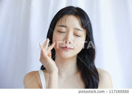 穿著白色夾克的年輕女子的肖像 117260888