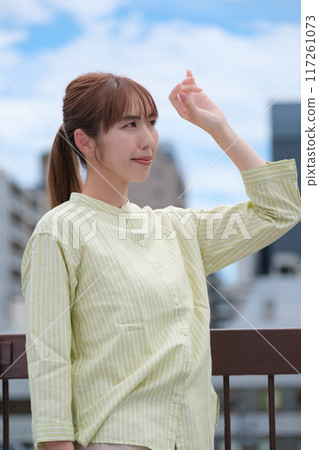 藍天下積極生活的年輕女子 藍天下積極生活的年輕女子 117261073