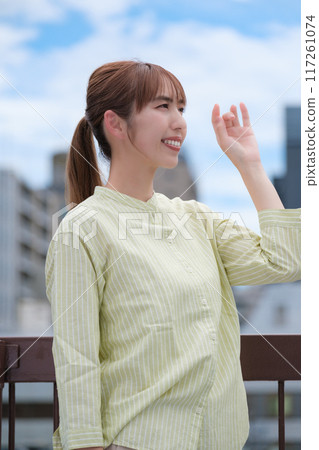 藍天下積極生活的年輕女子 藍天下積極生活的年輕女子 117261074