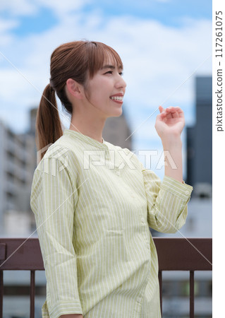 藍天下積極生活的年輕女子 藍天下積極生活的年輕女子 117261075