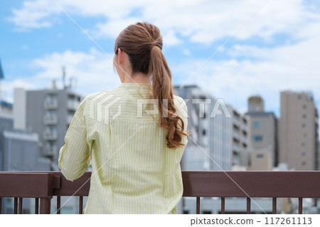 藍天下積極生活的年輕女子 藍天下積極生活的年輕女子 117261113