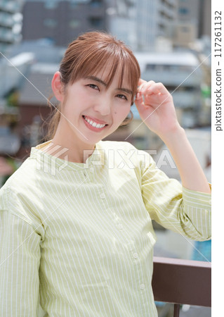 藍天下積極生活的年輕女子 藍天下積極生活的年輕女子 117261132