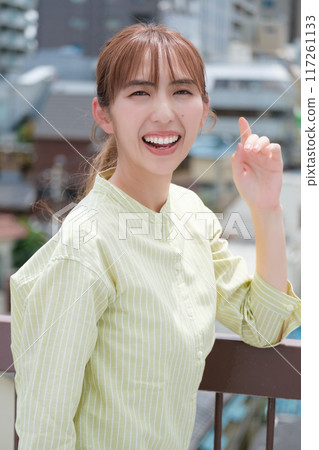 藍天下積極生活的年輕女子 117261133