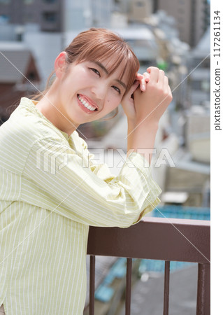 藍天下積極生活的年輕女子 藍天下積極生活的年輕女子 117261134
