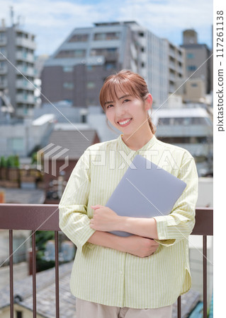 藍天下積極生活的年輕女子 藍天下積極生活的年輕女子 117261138
