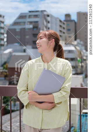 藍天下積極生活的年輕女子 藍天下積極生活的年輕女子 117261140