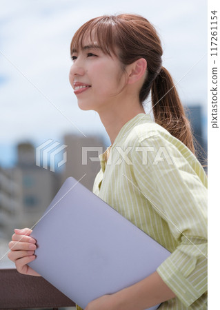 藍天下積極生活的年輕女子 117261154