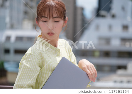 藍天下積極生活的年輕女子 藍天下積極生活的年輕女子 117261164