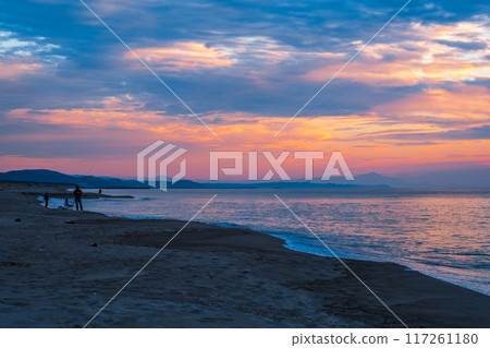 The sea at dusk 117261180