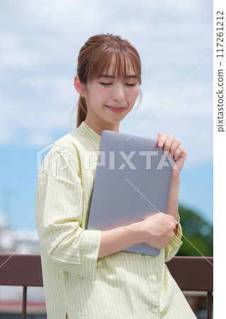 藍天下積極生活的年輕女子 117261212