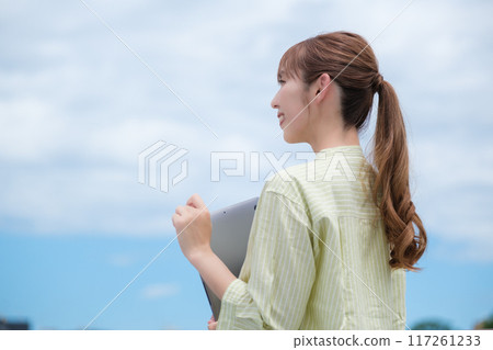 藍天下積極生活的年輕女子 藍天下積極生活的年輕女子 117261233