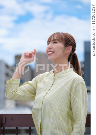 藍天下積極生活的年輕女子 藍天下積極生活的年輕女子 117261257