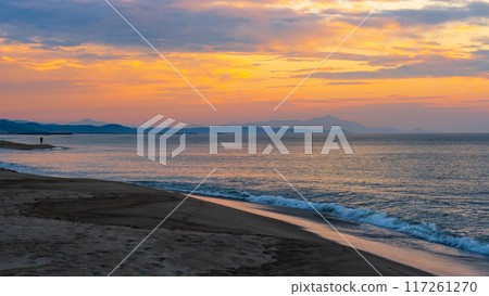 The sea at dusk 117261270